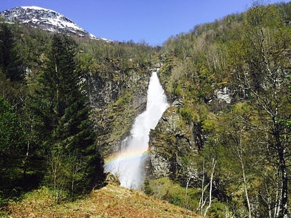 E essa cachoeira com arco-íris? Sorte, gente, não é Photoshop. Ao passar por Voss, o trecho é feito de ônibus pelas curvas sinuosas e incríveis da estrada Stalheimskleiva - foto Instagram @ladobviagem