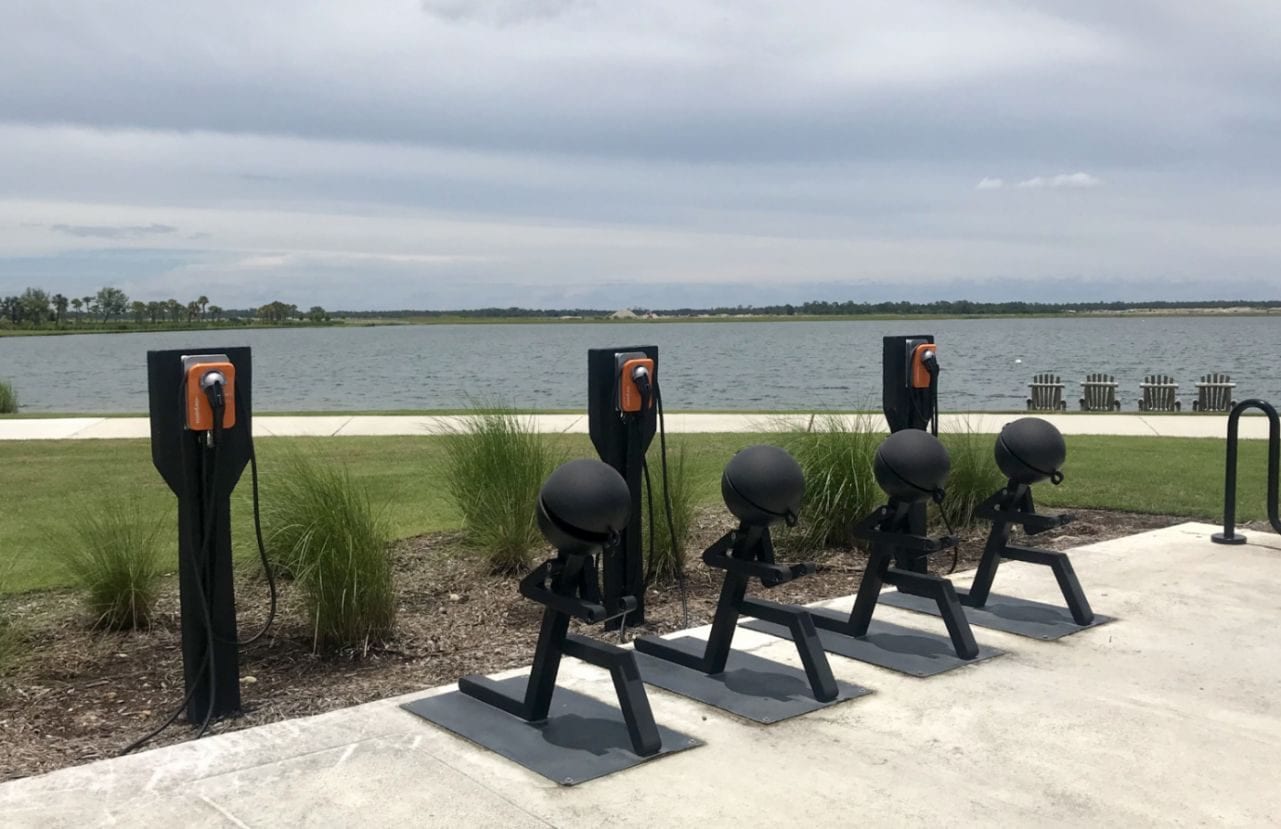 Pontos para recarregar carros elétricos em Babcock Ranch, na Flórida - Andrea Miramontes