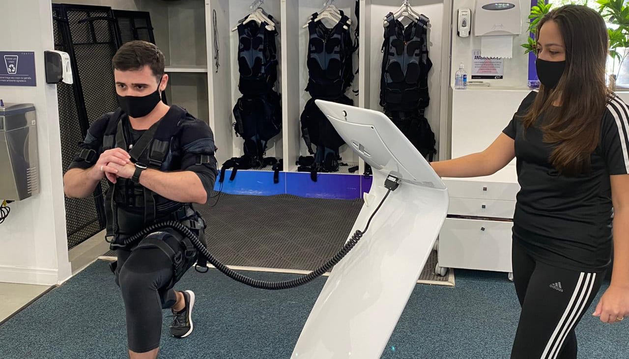 Treino sem peso da Tecfit dura 20 min e equivale a 1h30 de academia